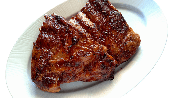 Costilla de Cerdo al Horno (Travers de Porc au Four) Des travers de porc méticuleusement marinés, puis lentement rôtis au four jusqu'à obtenir une chair tendre et juteuse sous une peau croustillante. Chaque bouchée est un délice, offrant une explosion de saveurs qui rappelle les repas familiaux chaleureux. Servis traditionnellement avec des légumes rôtis ou une purée, ces travers de porc sont le summum du confort culinaire.